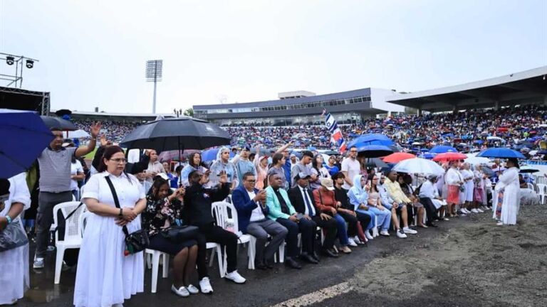 Miles de cristianos desafían la lluvia  para participar en la Batalla de la Fé en el Estadio Olímpico