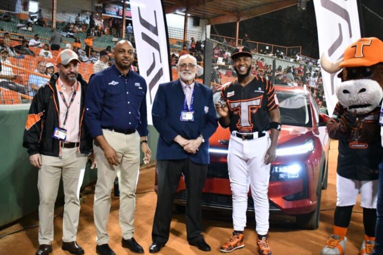 Bryan de la Cruz es premiado como Jugador Más Valioso y recibe yipeta JAC JS6 en La Romana