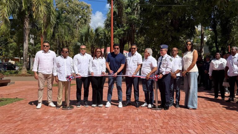 Ministro Collado inaugura reconstruido parque Duarte y su entorno en Samaná
