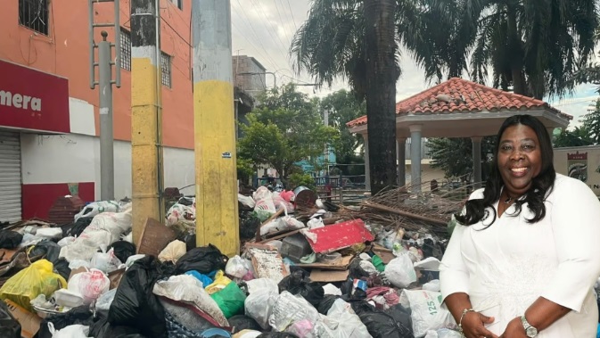 Diputada de la Fuerza del Pueblo denuncia basura en calles de Santo Domingo Norte