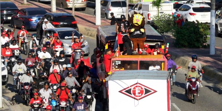 Con caravana triunfal, escogidistas celebran corona 18 en las calles de la capital