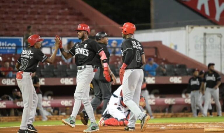 Leones del Escogido se acercan a la final tras vencer a Gigantes en San Francisco