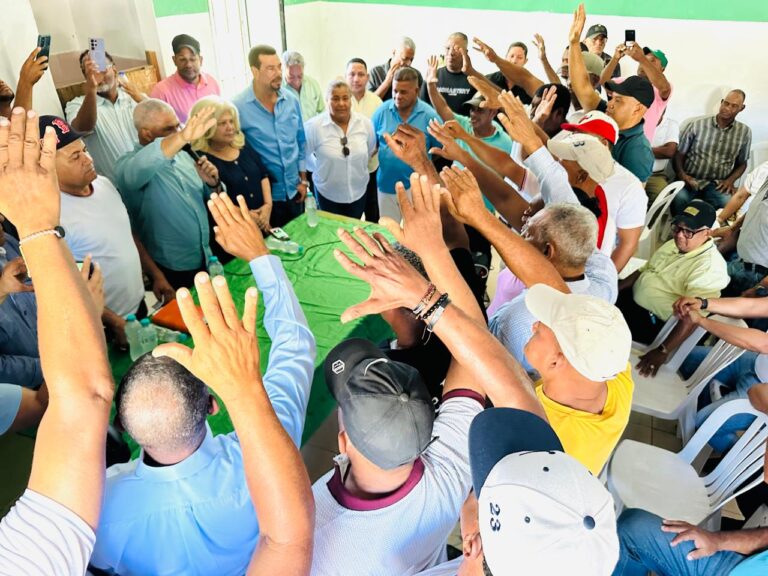 Fuerza del Pueblo juramenta veinte miembros y dirigentes del PRM y del PLD