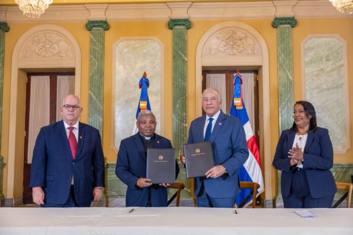 GOBIERNO ENTREGA BECAS