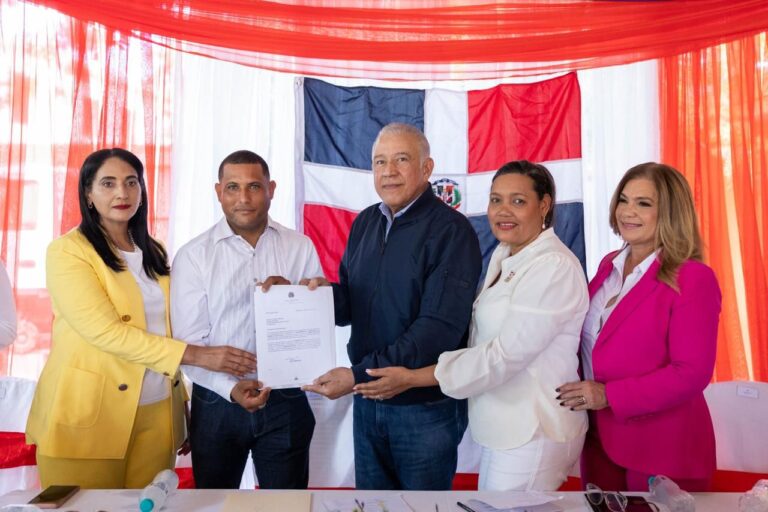 Gobierno entrega más de RD$85 millones para construcción de obras en Azua