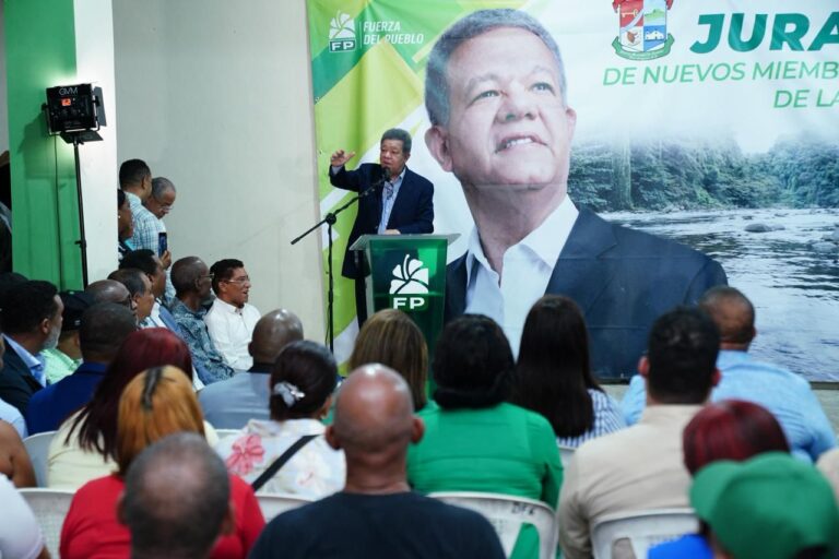 Leonel acusa al PRM de haber comprado elecciones con fondos de SeNaSa y anuncia obras prioritarias para La Cuchilla y Medina