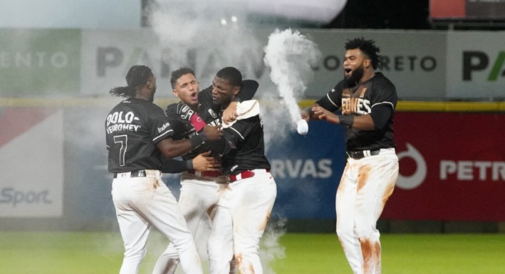 Junior Lake conecta hit del triunfo para Leones que deja en el terreno a los Gigantes