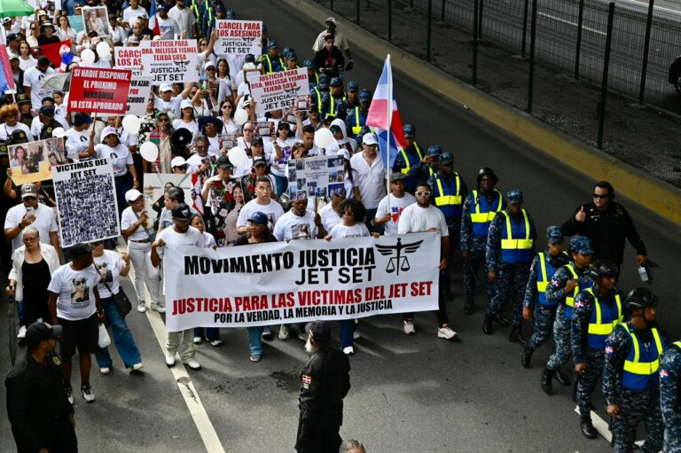 Madre de Octavio Dotel participa en marcha contra propietarios discoteca Jet Set; pide justicia