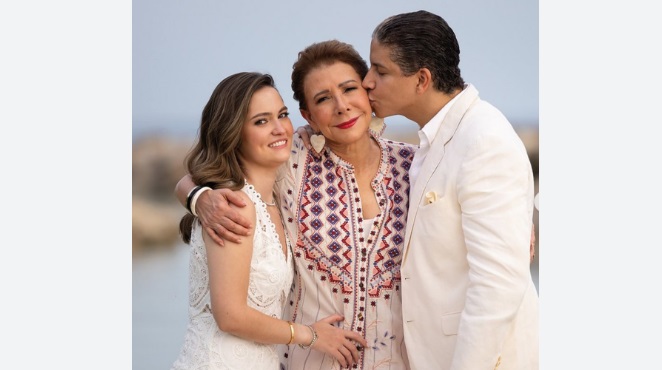 Melba Grullón sigue postrada ante  Virgen de la Altagracia rogando por su hija y su yerno, muertos en la tragedia del Jet Set