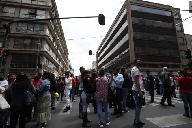 Fuerte sismo provoca la muerte de un hombre en evacuación en la capital de México