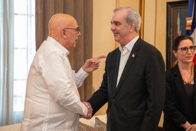 Presidente Abinader recibe a Michel Camilo y autoridades del Berklee College of Music