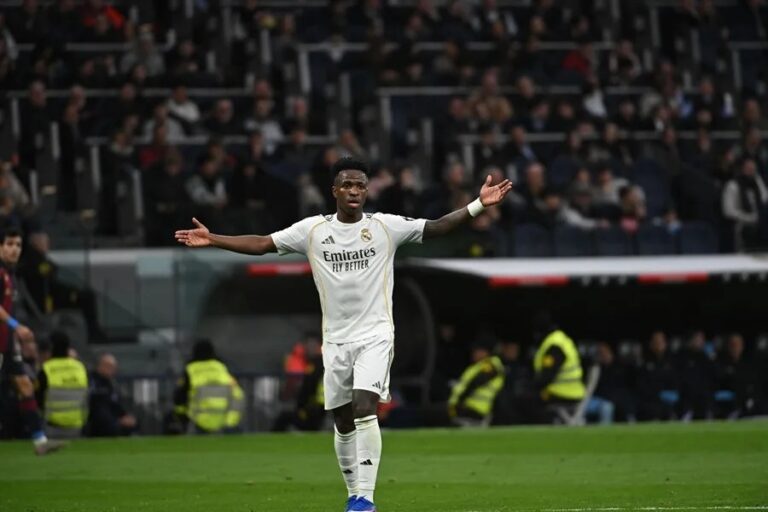 Mbappé y Asencio rescatan al Real Madrid en una noche marcada por los pitos