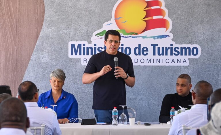Ministro Collado interviene otra playa de  San Pedro de Macorís para mejorar su oferta turística