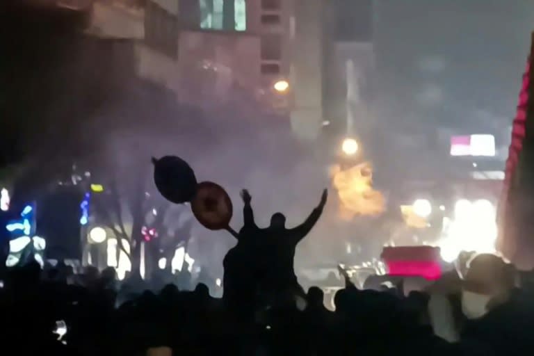 Protestas continúan en Irán y el hijo del sah llama a “tomar” las ciudades