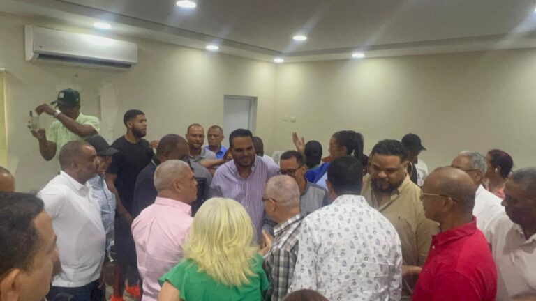 Quilvio Medina juramenta nuevos miembros y destaca crecimiento de la Fuerza del Pueblo en Barahona