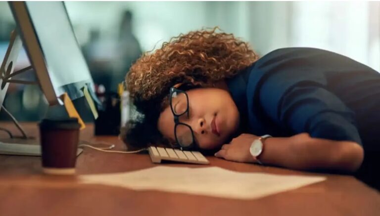 ¿Por qué sentimos sueño después de comer? Causas y consejos para evitarlo