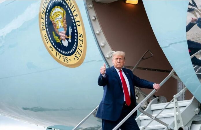 TRUMP ABORDA AVION PRESIDENCIAL