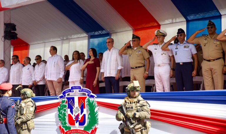 Presidente Abinader observa desfile conmemorativo del 213 aniversario del natalicio de Juan Pablo Duarte, dando inicio al Mes de la Patria