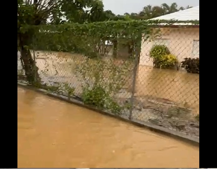 Lluvias inundan mas de 200 viviendas en la provincia Puerto Plata; afectados llaman a autoridades acudir en su auxilio