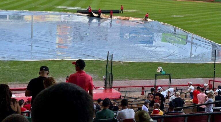 Suspendido por lluvia el juego entre Leones y Águilas; será reasignado para este domingo