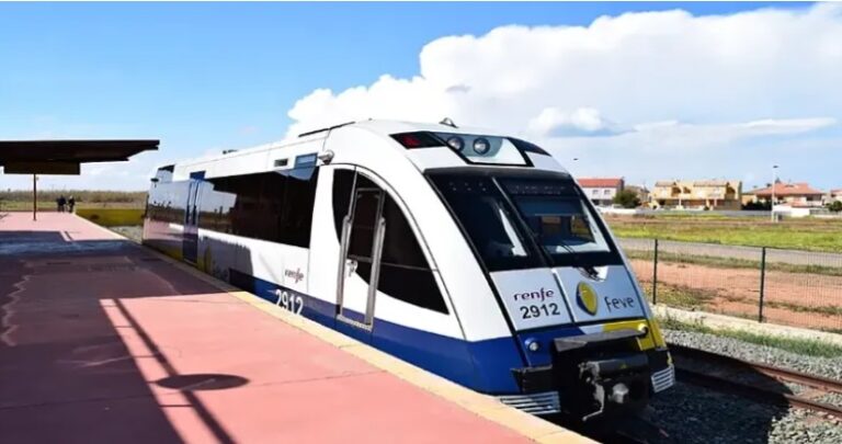 Varios heridos al chocar un tren contra una grúa en Cartagena, en España