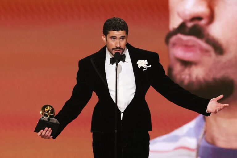 «Debí Tirar Más Fotos» se convierte en el primer álbum en español en ganar Mejor Álbum del Año