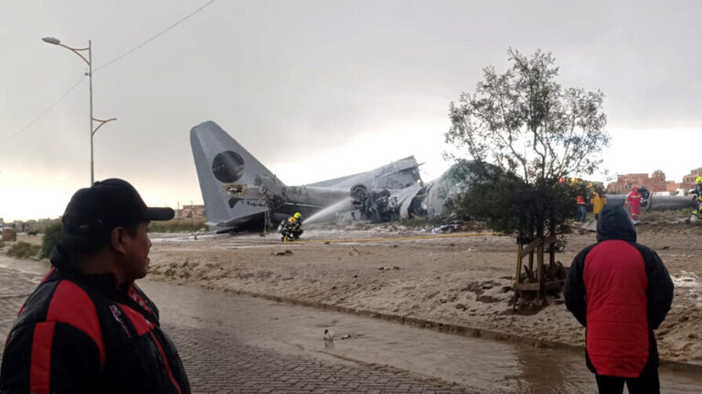 Aumenta a 20 la cifra de fallecidos por el accidente de un avión de carga en Bolivia