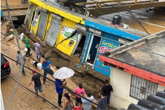 Locales comerciales y viviendas colapsan en la provincia Espaillat debido a las lluvias