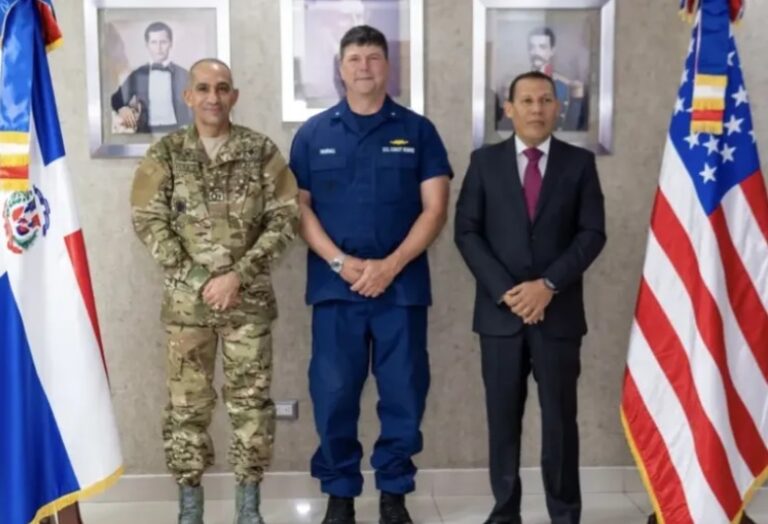 Comandante del Comando de Preparación de la Fuerza Guardia Costera EE.UU., se reúne con presidente DNCD y director DNI