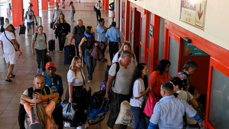 Turistas abandonan Cuba en medio de crisis por falta de combustible