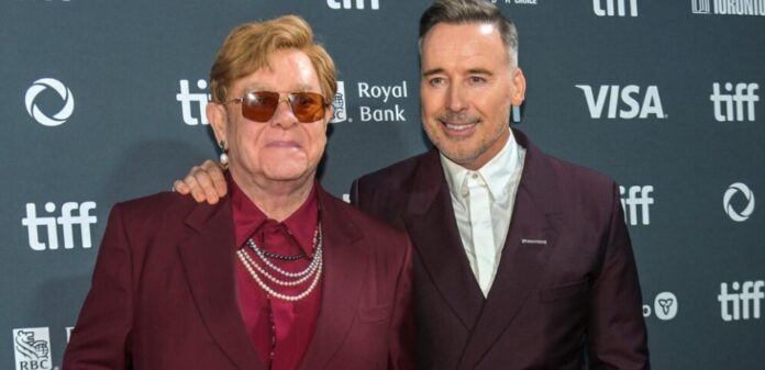 ELTON JONES DENUNCIA