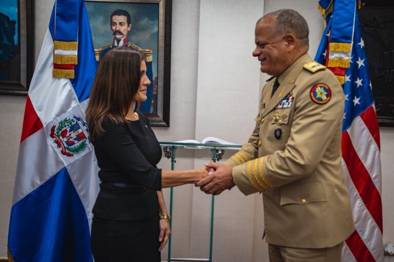 Embajadora de los Estados Unidos realiza visita oficial al ministro de Defensa