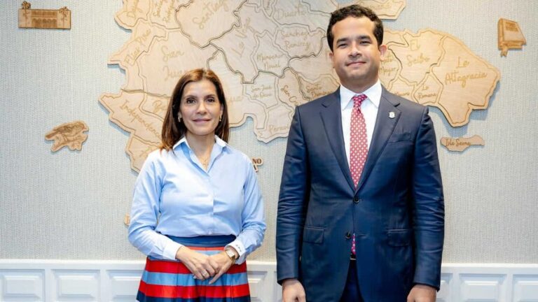 Omar Fernández recibe a la embajadora de Estados Unidos en República Dominicana