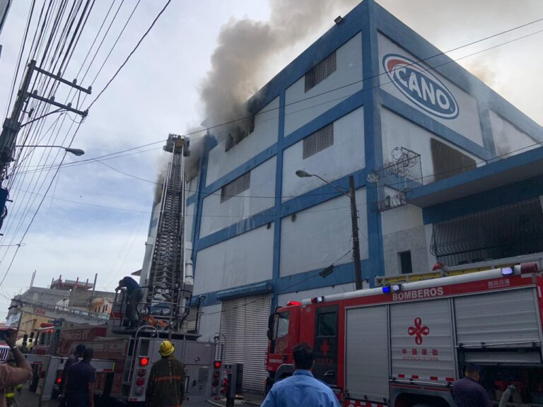 Incendio afecta Almacenes Garrido, de la avenida Duarte; ocho unidades de los bomberos sofocan el fuego