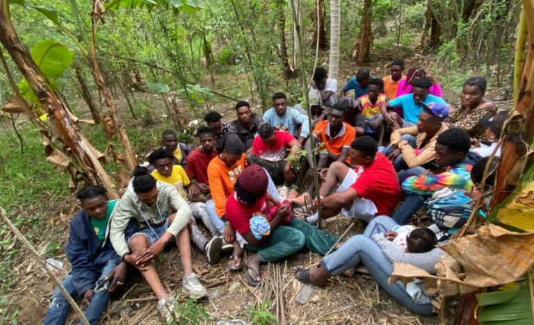 Patrulla del Ejército intercepta grupo de 30 haitianos indocumentados en zona montañosa de Guayubín