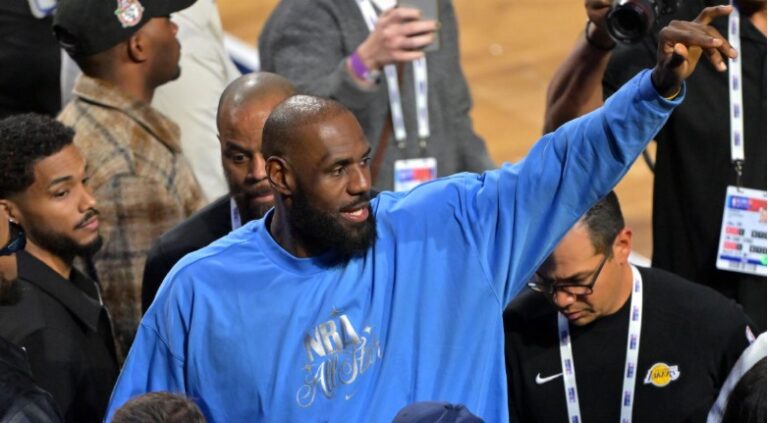 Jeanie Buss: «LeBron no ha dado indicaciones de seguir»