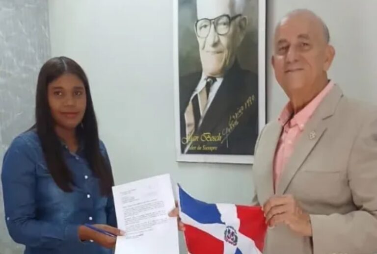 Profesor Luis de León se inscribe como aspirante a candidato presidencial del PLD