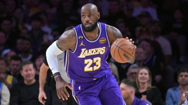 LeBron James celebra su propio All-Star ante los Mavericks