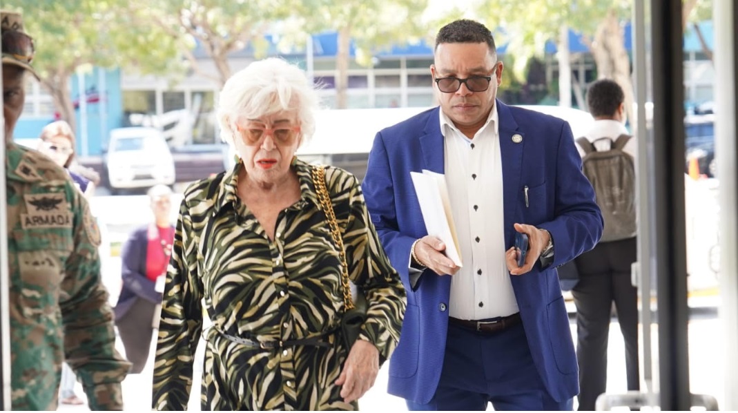 Milagros Ortiz entrega a Procuraduría denuncias ciudadanas de corrupción administrativa