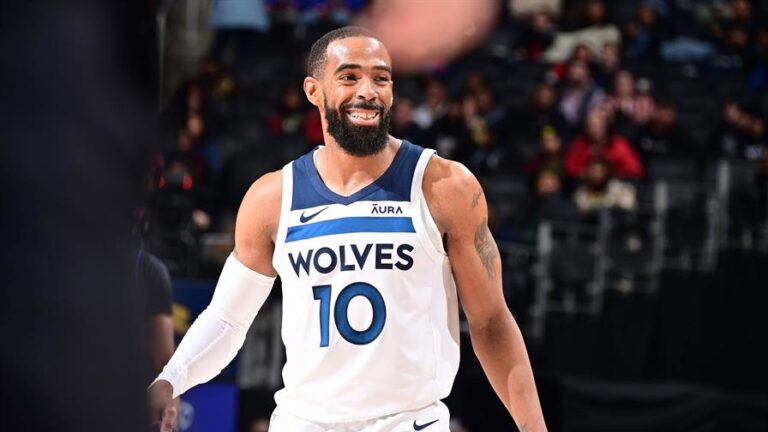 Los Timberwolves traspasan a Mike Conley a los Bulls en medio de interés por Antetokounmpo