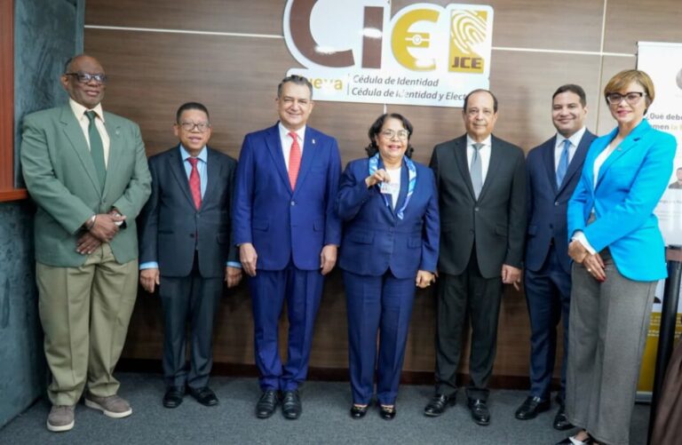 Pleno de la Cámara de Cuentas obtiene la nueva cédula de identidad y electoral en la JCE