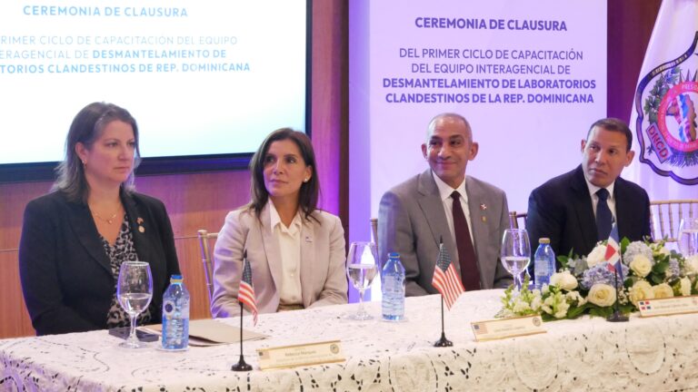 Embajadora de EUA y Presidente de DNCD clausuran primer ciclo de capacitación en desmantelamiento de laboratorios clandestinos