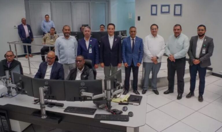 Servicio eléctrico fue estabilizado «completamente a las 11:53 de la noche»; ministro Santos dice se investiga para determinar causas del evento