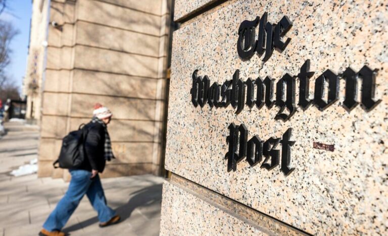 El director ejecutivo del Washington Post renuncia tras centenares de despidos