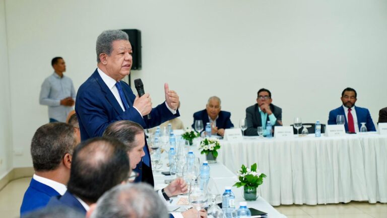 Leonel se reúne con industriales y comerciantes en Santiago, iniciando así agenda de 3 días en la provincia