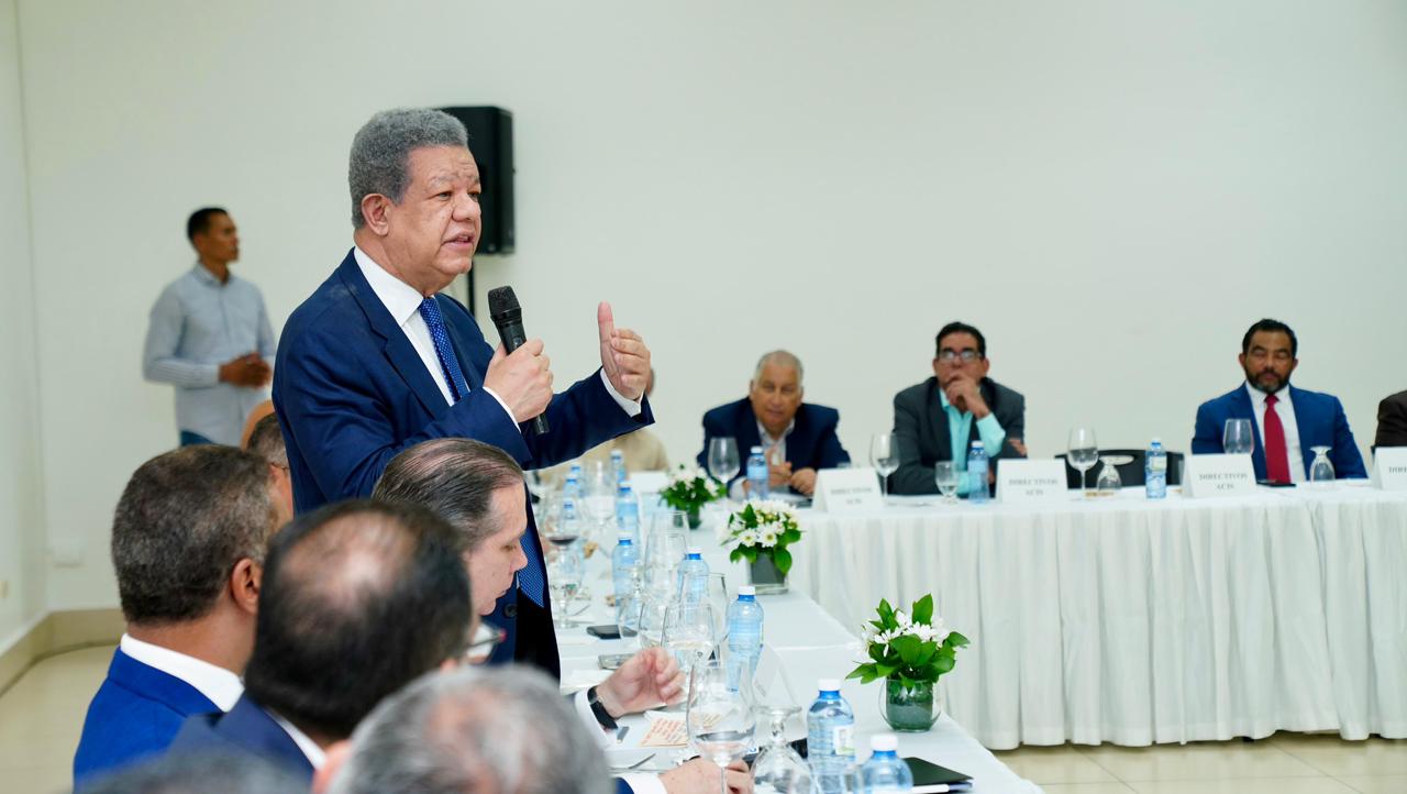 Leonel se reúne con industriales y comerciantes en Santiago, iniciando así agenda de 3 días en la provincia