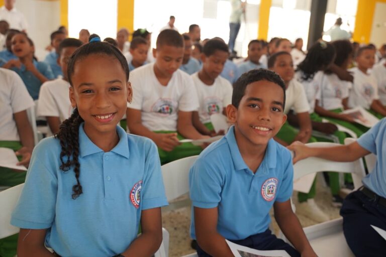 Luis Miguel De Camps felicita a los estudiantes en su día y ratifica una gestión educativa centrada en ellos como prioridad nacional