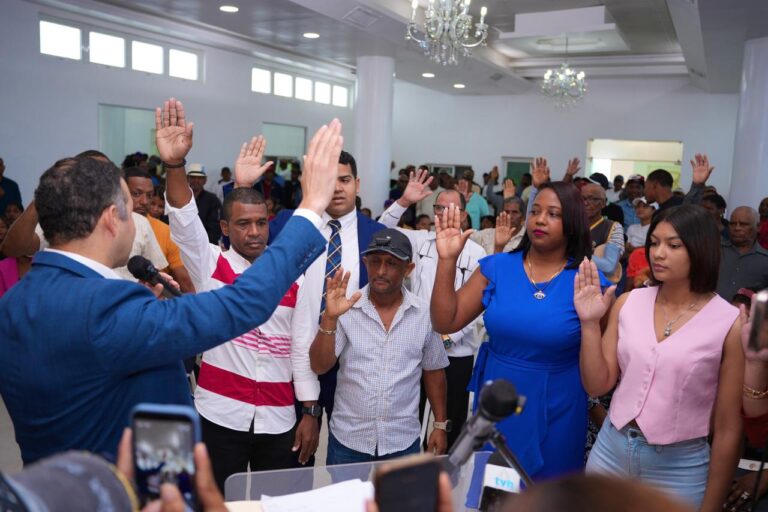 Dirigentes de la Fuerza del Pueblo hacia el PLD: Cientos se juramentan en Higüey junto a Frendy Reyes