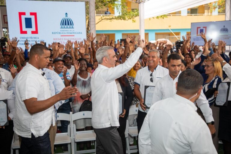 Presidente Abinader entrega 510 certificados de títulos de propiedad de 710 que contempló el proyecto El Valiente, que impacta a 2,840 personas de SDE
