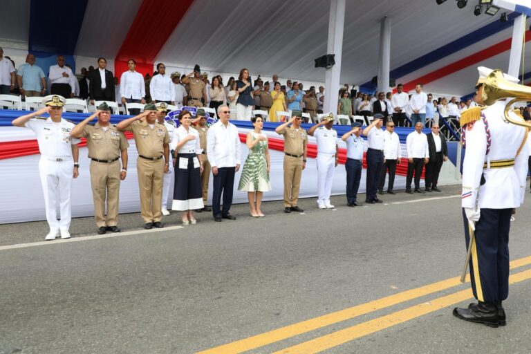 Presidente Abinader observa desfile militar con imponente demostración de capacidad y modernización de las fuerzas del orden